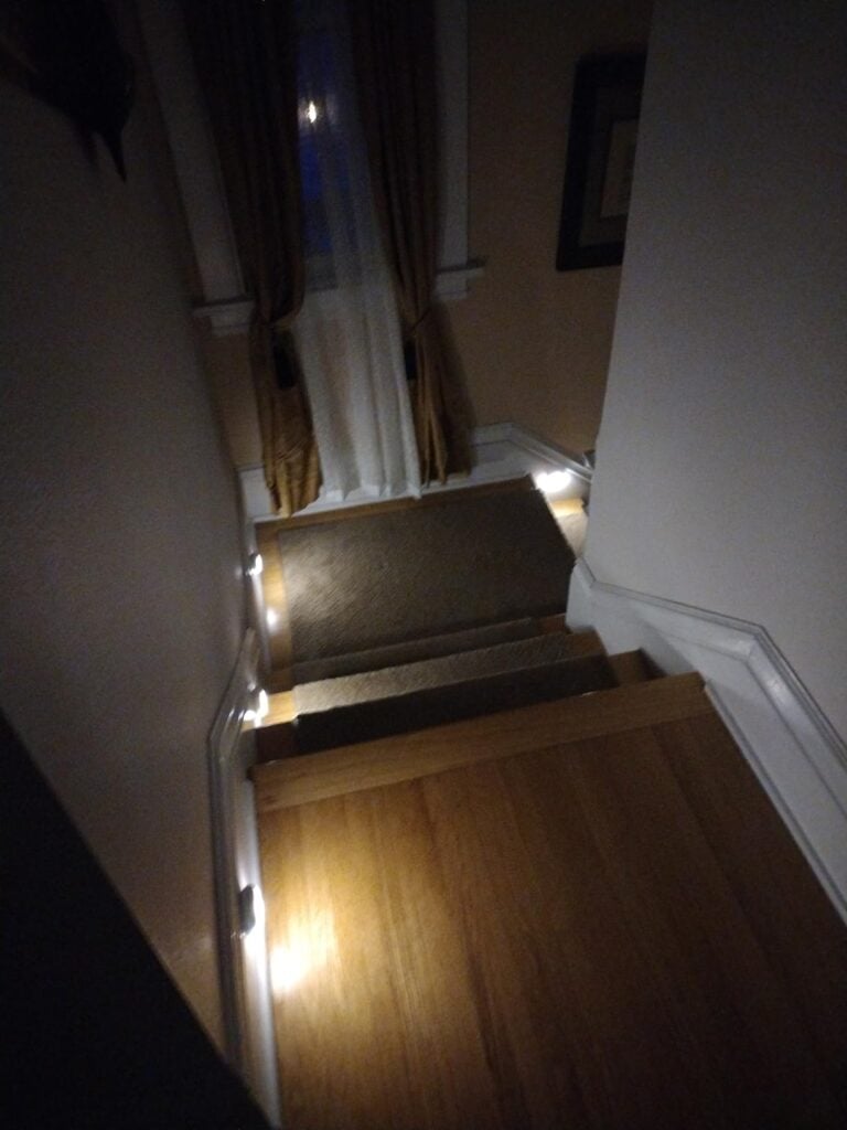 Battery powered light fixtures for stairs