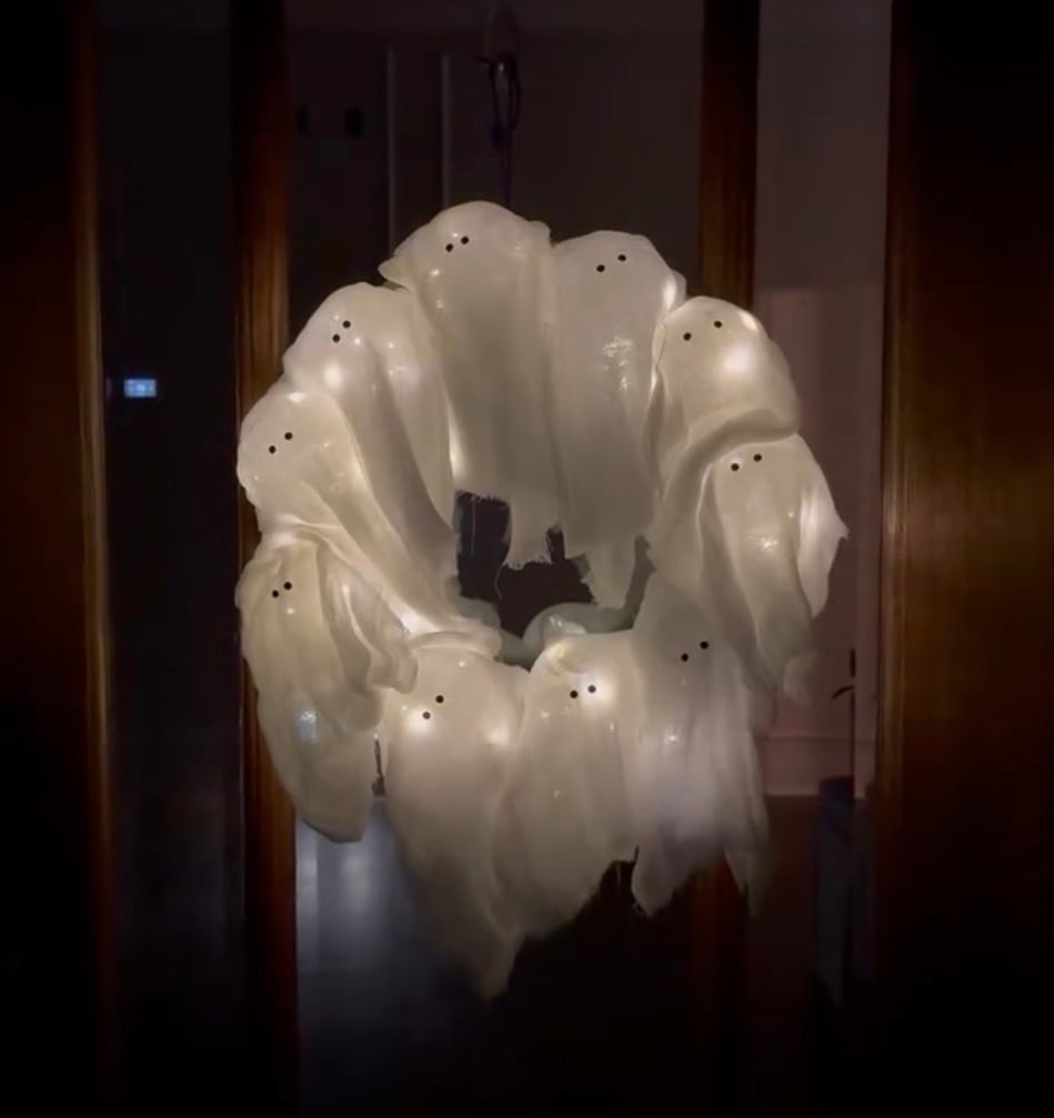DIY ghost wreath for Halloween.